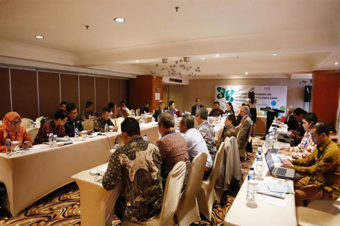 The Director of IRIS Shares Iran’s Experience on the Management of STPs and Incubators with Indonesian STPs